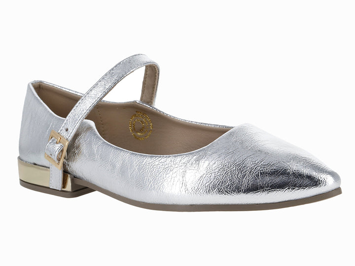 Zapato plano color plata con correa y detalle dorado en el tacón.