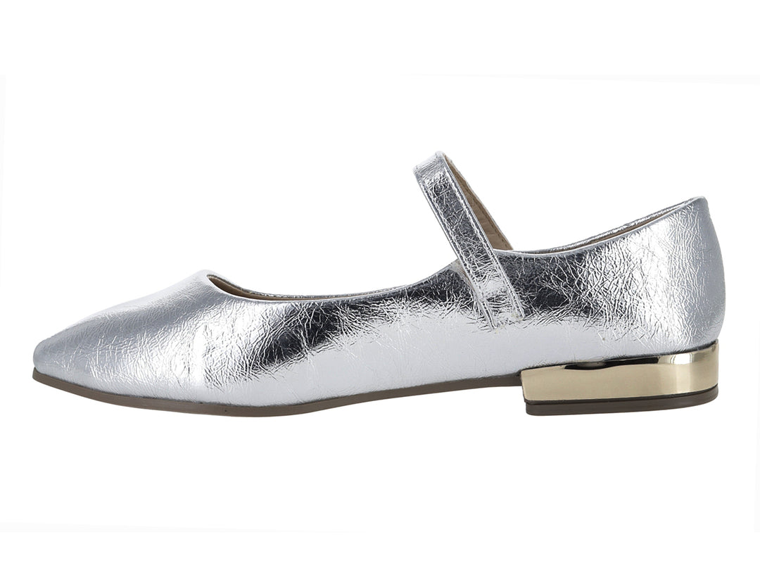 Zapato plano color plata con correa y detalle dorado en el tacón.