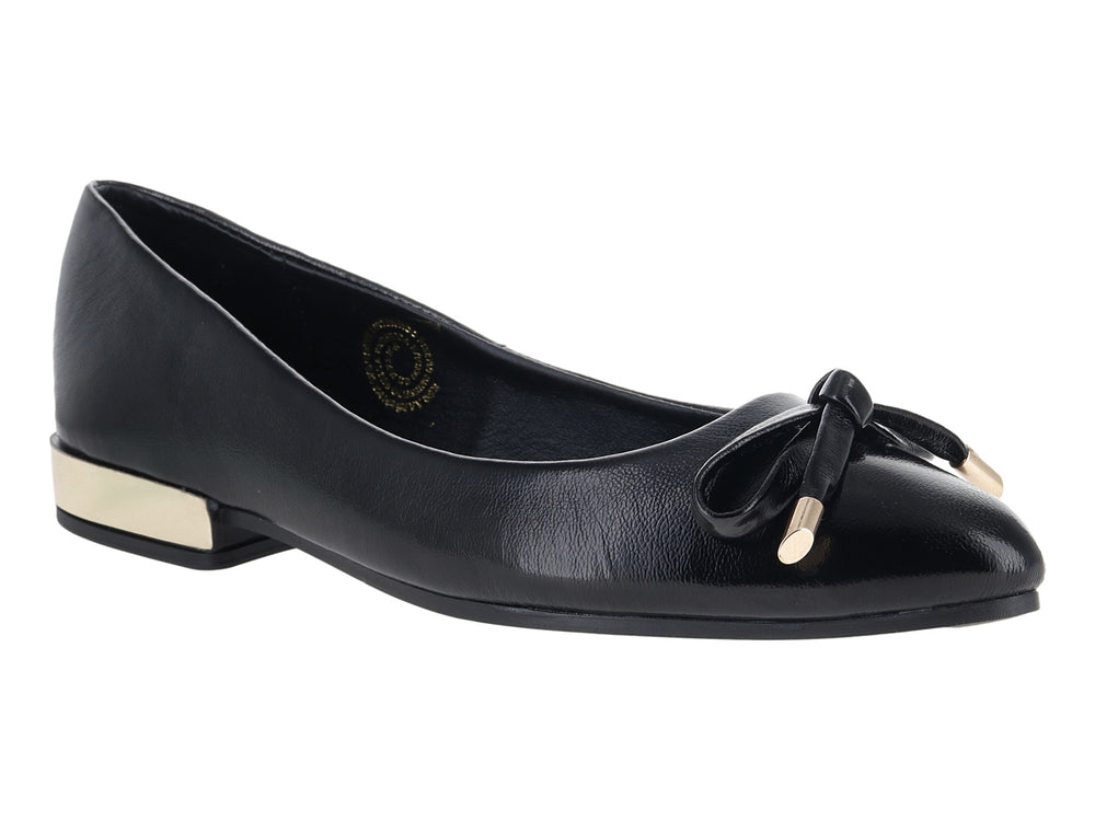 Zapato plano negro con moño decorativo y detalle dorado en el tacón.