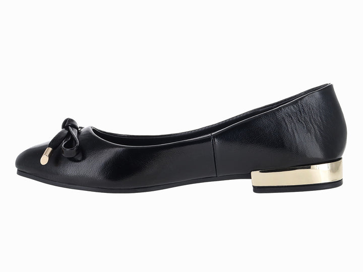 Zapato plano negro con moño decorativo y detalle dorado en el tacón.