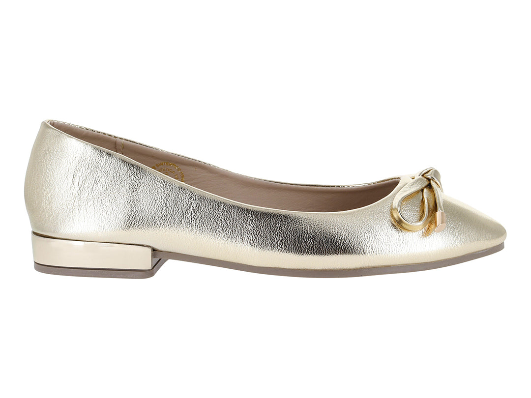 Zapato plano color oro inglés con detalle de moño decorativo en la parte frontal.