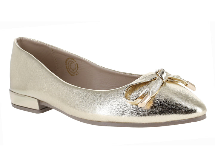 Zapato plano color oro inglés con detalle de moño decorativo en la parte frontal.