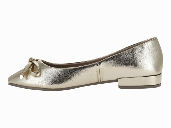 Zapato plano color oro inglés con detalle de moño decorativo en la parte frontal.