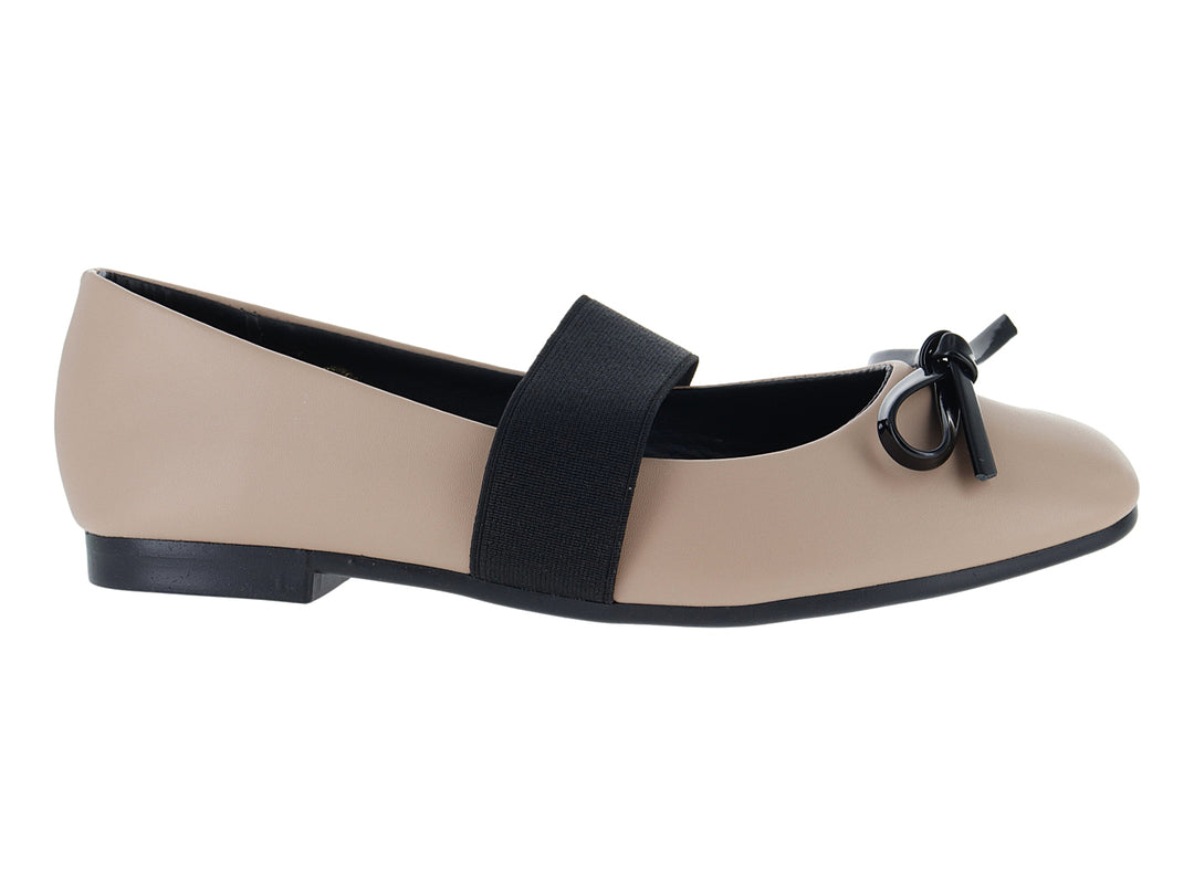 Zapato plano color beige con tira y moño decorativo en color negro.