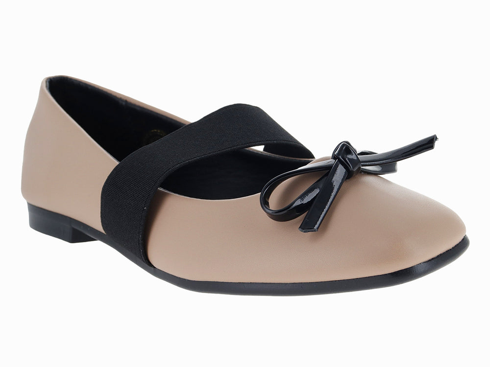 Zapato plano color beige con tira y moño decorativo en color negro.