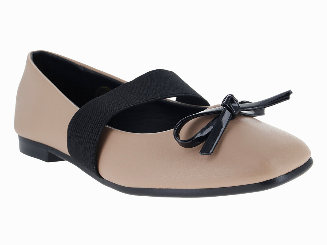 Zapato plano color beige con tira y moño decorativo en color negro.