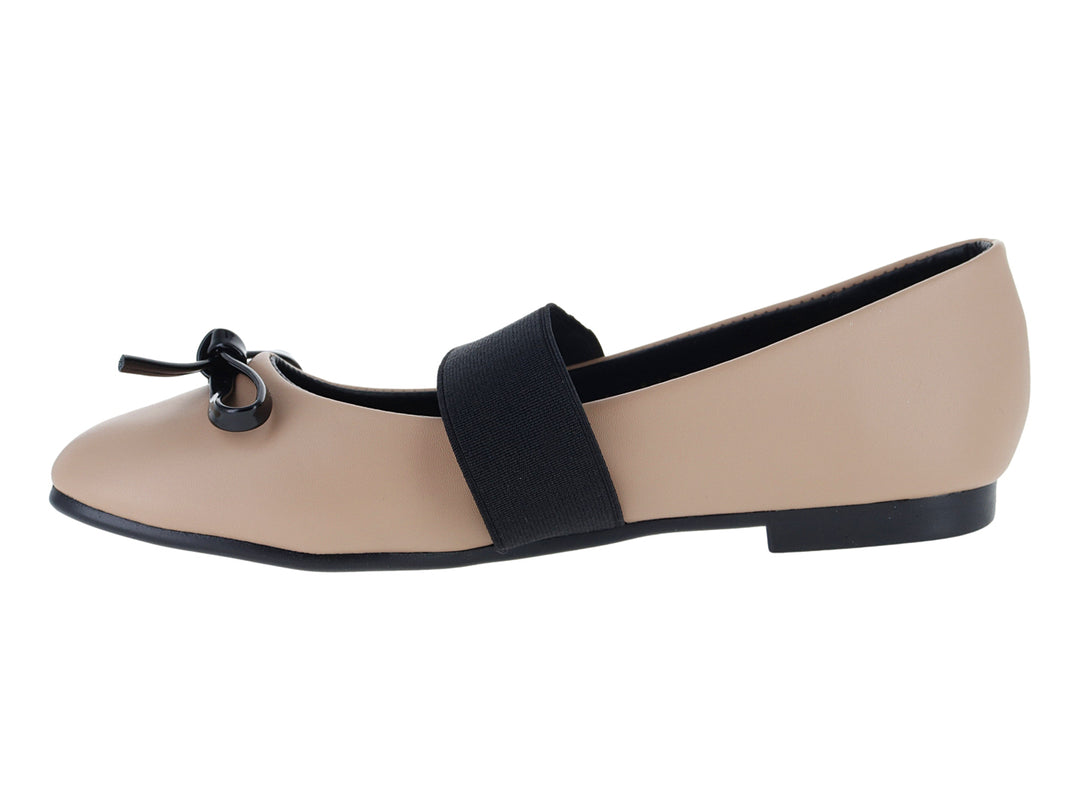 Zapato plano color beige con tira y moño decorativo en color negro.