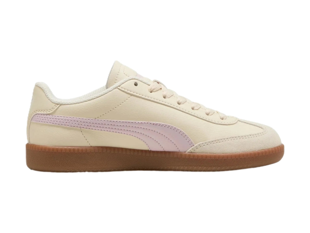 Tenis PUMA color blanco crema con franja lila y suela de goma color café.