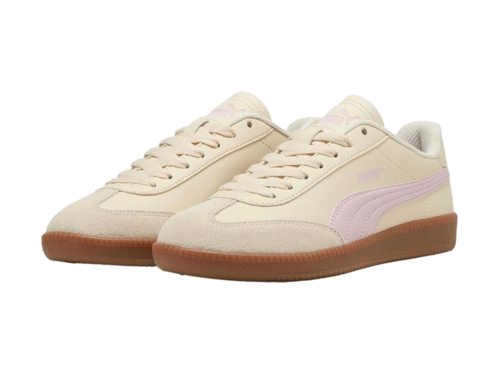 Tenis PUMA color blanco crema con franja lila y suela de goma color café.