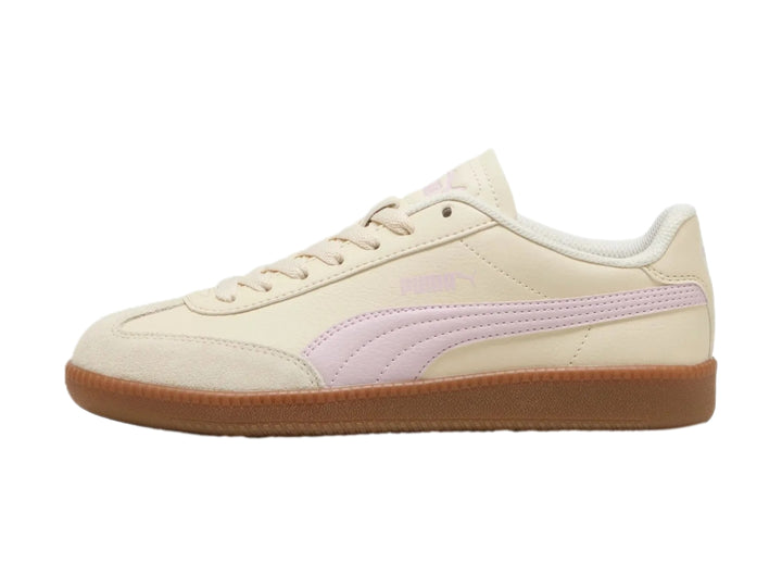 Tenis PUMA color blanco crema con franja lila y suela de goma color café.