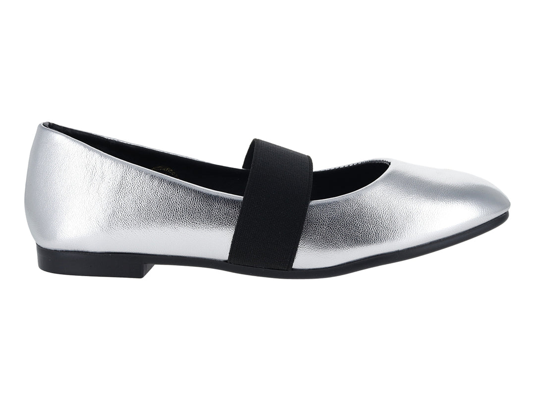 Zapato plano color plata con correa negra y suela negra.