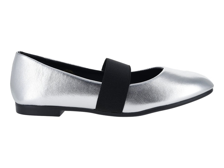 Zapato plano color plata con correa negra y suela negra.