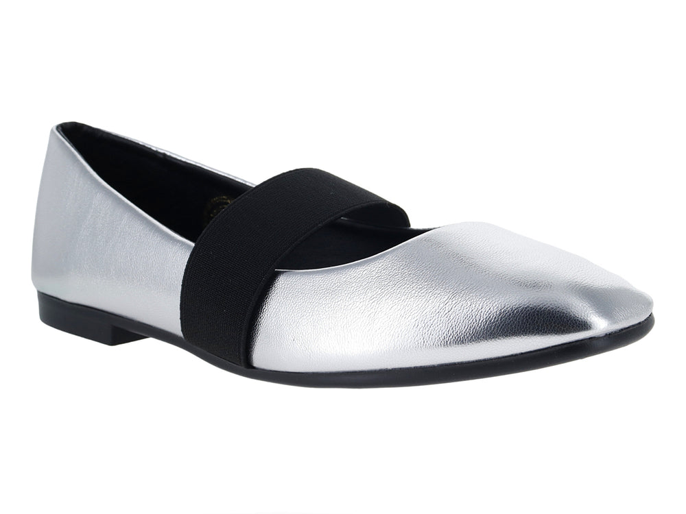 Zapato plano color plata con correa negra y suela negra.