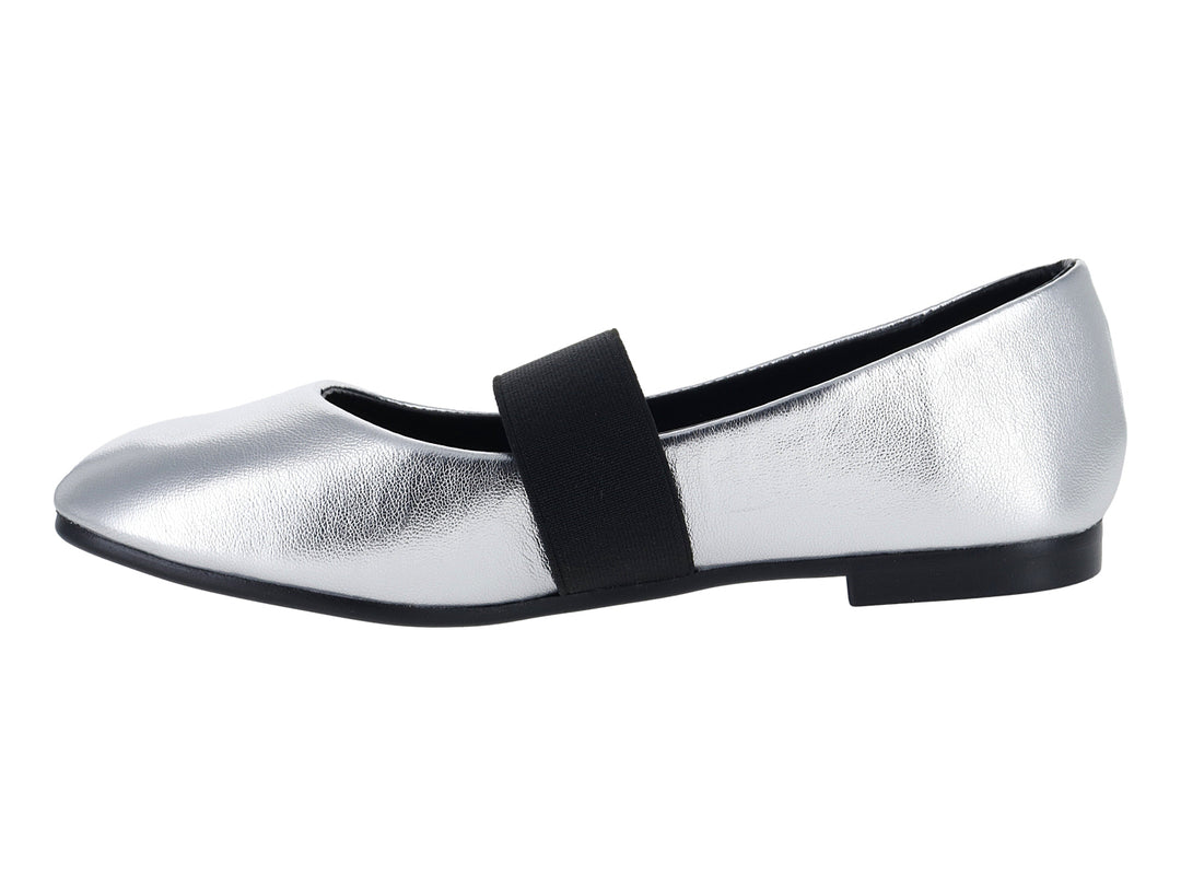 Zapato plano color plata con correa negra y suela negra.
