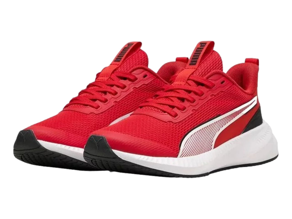 Tenis deportivos PUMA para niños en color rojo con suela blanca y detalles en negro.