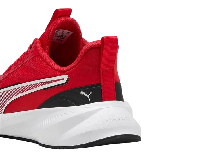 Tenis deportivos PUMA para niños en color rojo con suela blanca y detalles en negro.
