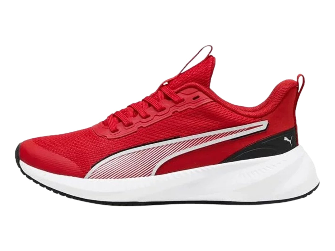 Tenis deportivos PUMA para niños en color rojo con suela blanca y detalles en negro.