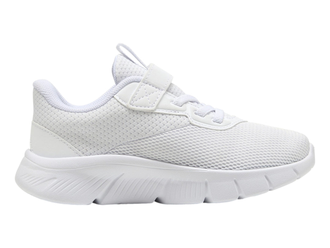Tenis PUMA Flexfocus Modern AC+ en color blanco con detalles en gris claro, cierre de velcro y cordones.