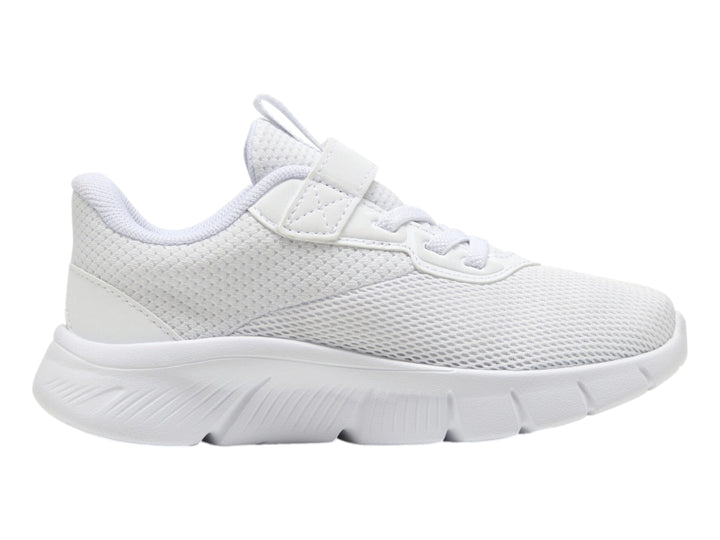 Tenis PUMA Flexfocus Modern AC+ en color blanco con detalles en gris claro, cierre de velcro y cordones.