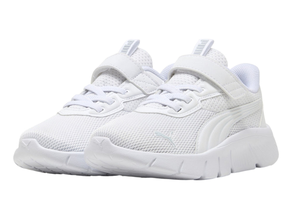 Tenis PUMA Flexfocus Modern AC+ en color blanco con detalles en gris claro, cierre de velcro y cordones.