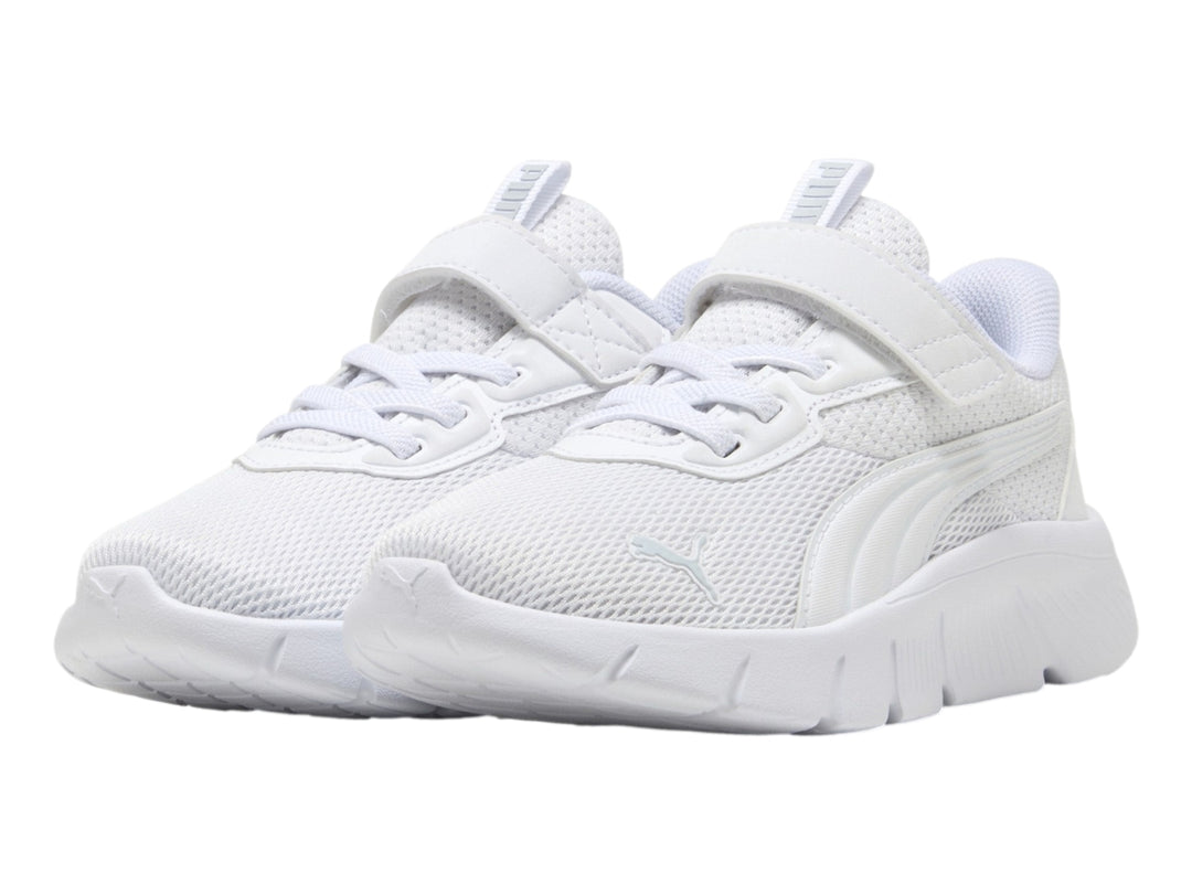Tenis PUMA Flexfocus Modern AC+ en color blanco con detalles en gris claro, cierre de velcro y cordones.