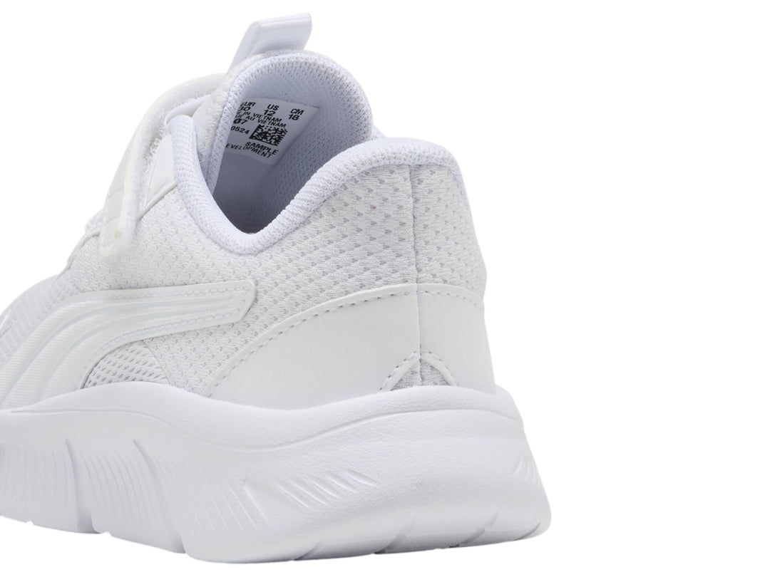 Tenis PUMA Flexfocus Modern AC+ en color blanco con detalles en gris claro, cierre de velcro y cordones.