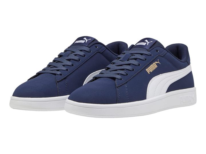 Tenis PUMA Smash 3.0 en color azul marino con franja lateral y suela en color blanco.