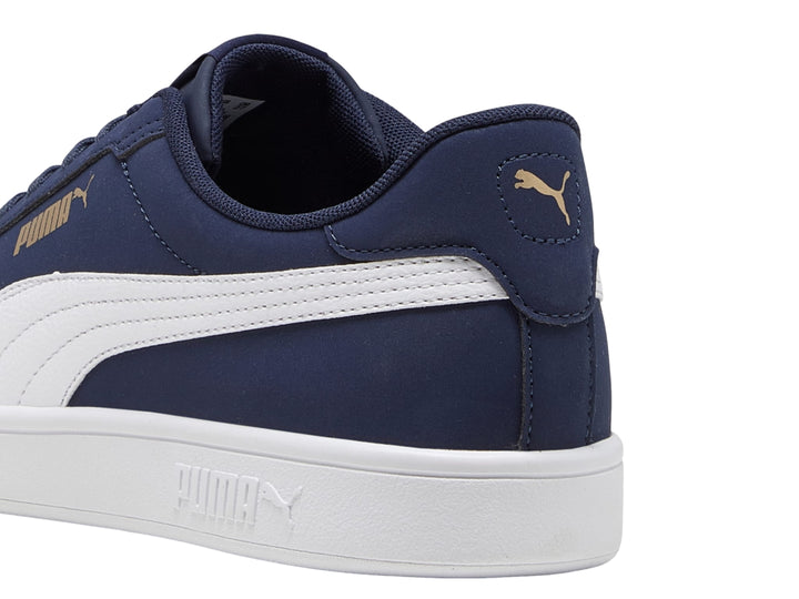 Tenis PUMA Smash 3.0 en color azul marino con franja lateral y suela en color blanco.