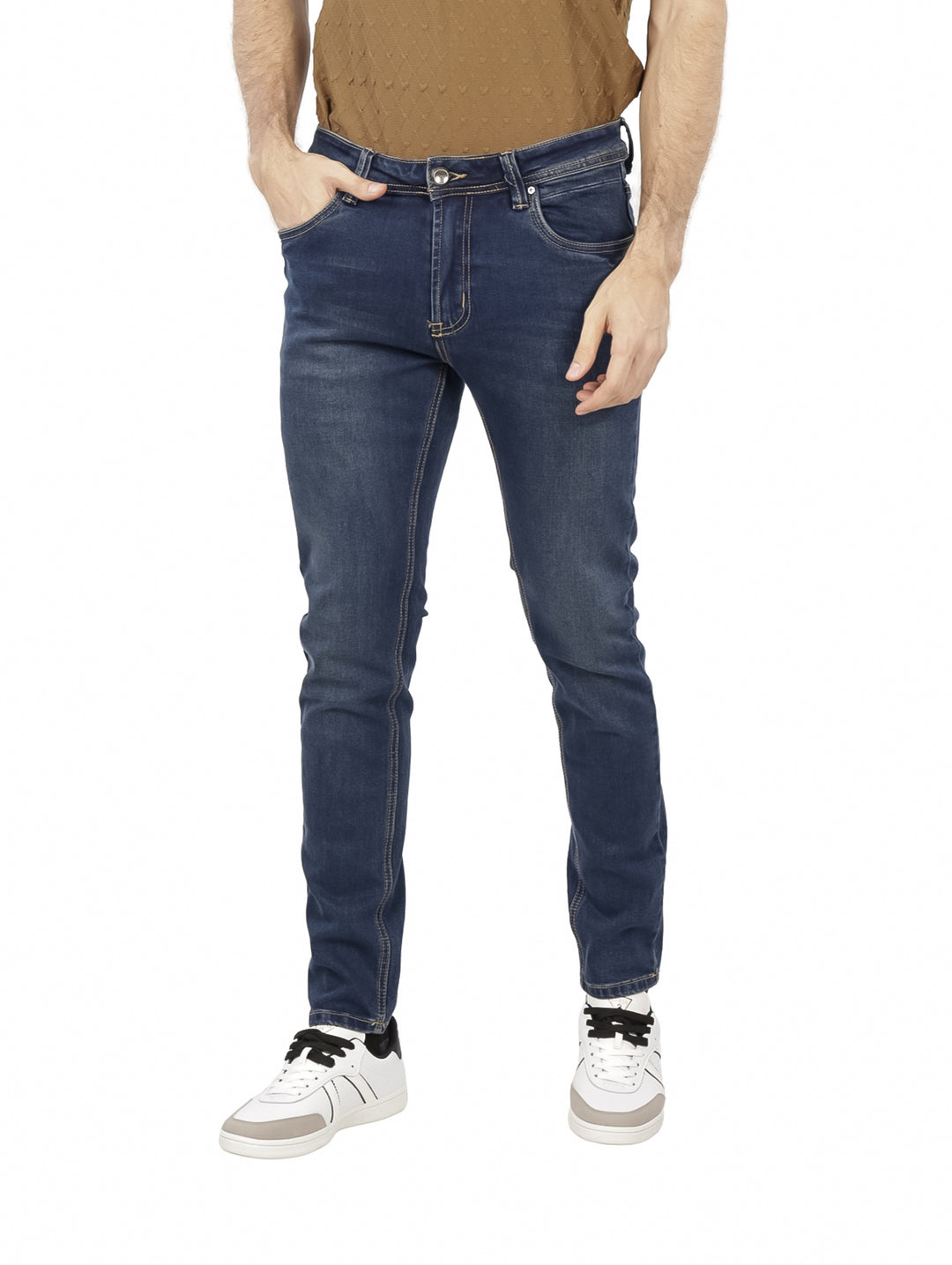 Hombre vistiendo pantalones jeans ajustados de color azul oscuro con costuras claras.
