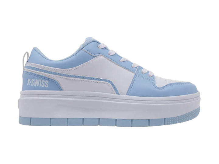 Tenis K-Swiss de plataforma en colores azul y blanco con suela ancha y cordones blancos.