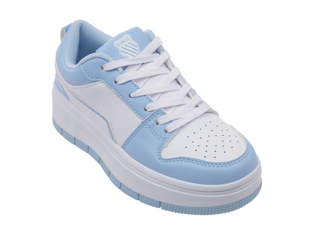 Tenis K-Swiss de plataforma en colores azul y blanco con suela ancha y cordones blancos.