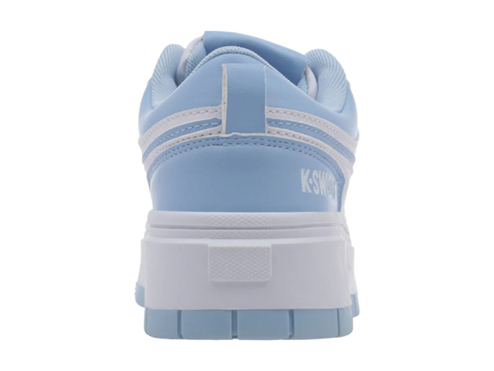 Tenis K-Swiss de plataforma en colores azul y blanco con suela ancha y cordones blancos.