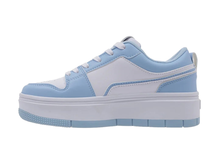 Tenis K-Swiss de plataforma en colores azul y blanco con suela ancha y cordones blancos.
