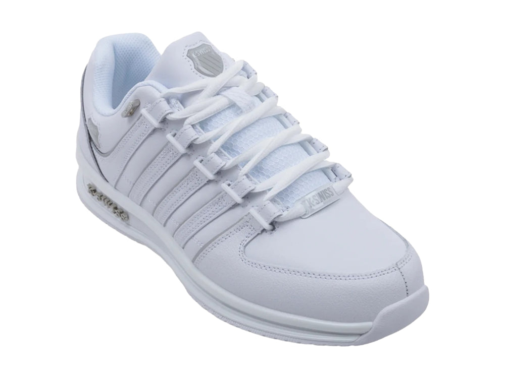 Tenis deportivos K-Swiss modelo Rinzler en color blanco total con suela blanca y detalles lineales laterales.