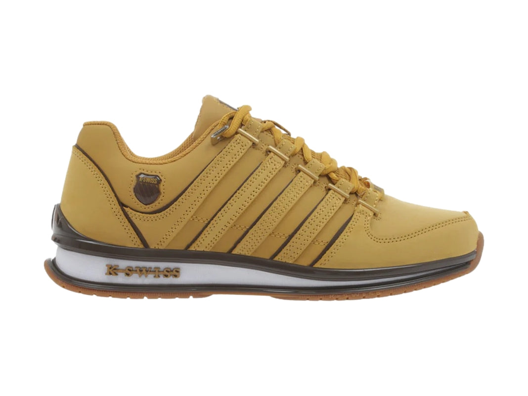 Tenis K-Swiss color miel con suela blanca y negra, diseño deportivo y casual.