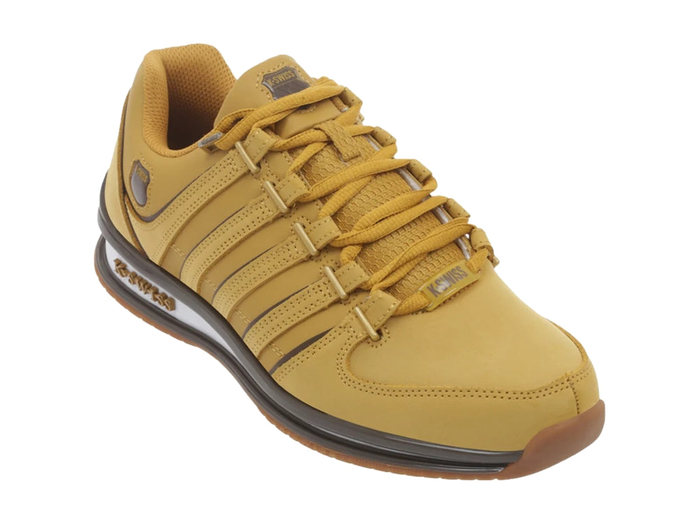 Tenis K-Swiss color miel con suela blanca y negra, diseño deportivo y casual.
