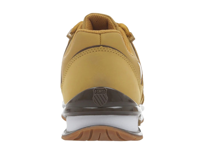 Tenis K-Swiss color miel con suela blanca y negra, diseño deportivo y casual.