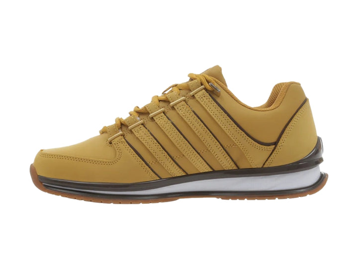 Tenis K-Swiss color miel con suela blanca y negra, diseño deportivo y casual.
