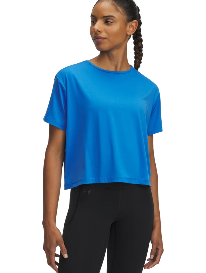 Camiseta deportiva de manga corta color azul para mujer de la marca Under Armour.