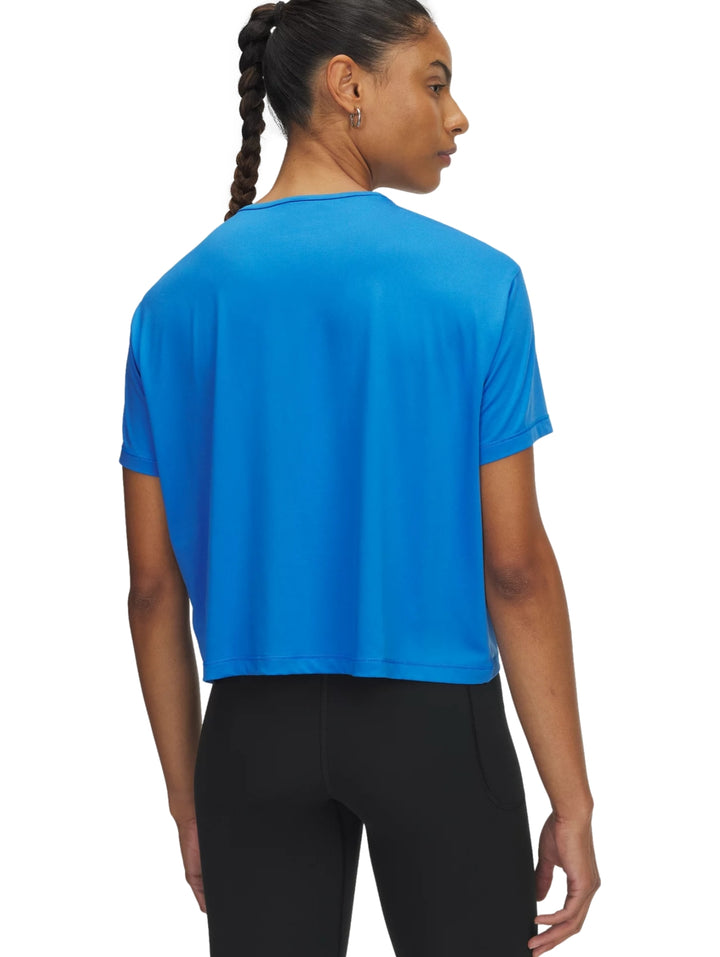 Camiseta deportiva de manga corta color azul para mujer de la marca Under Armour.