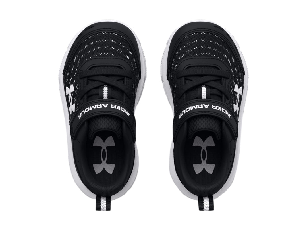 Tenis deportivos Under Armour para niño en color negro con suela blanca y cierre de correa con velcro.