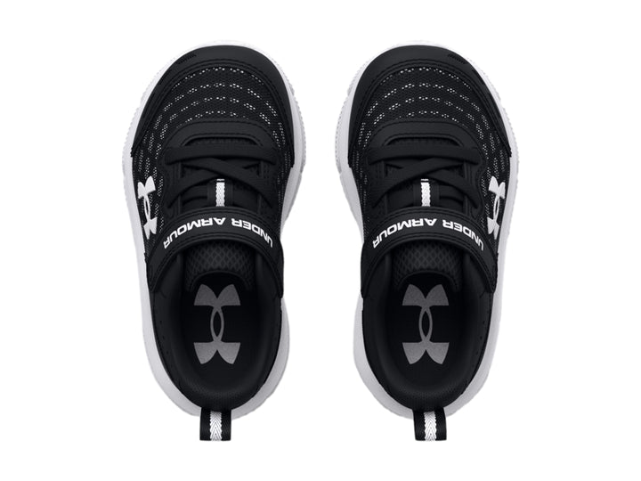 Tenis deportivos Under Armour para niño en color negro con suela blanca y cierre de correa con velcro.