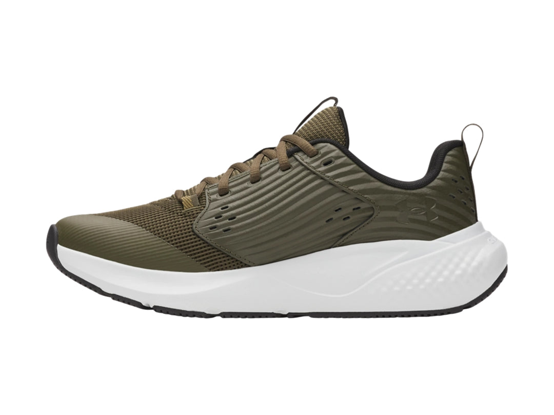 Tenis deportivos Under Armour color verde oliva con suela blanca y detalles en gris.
