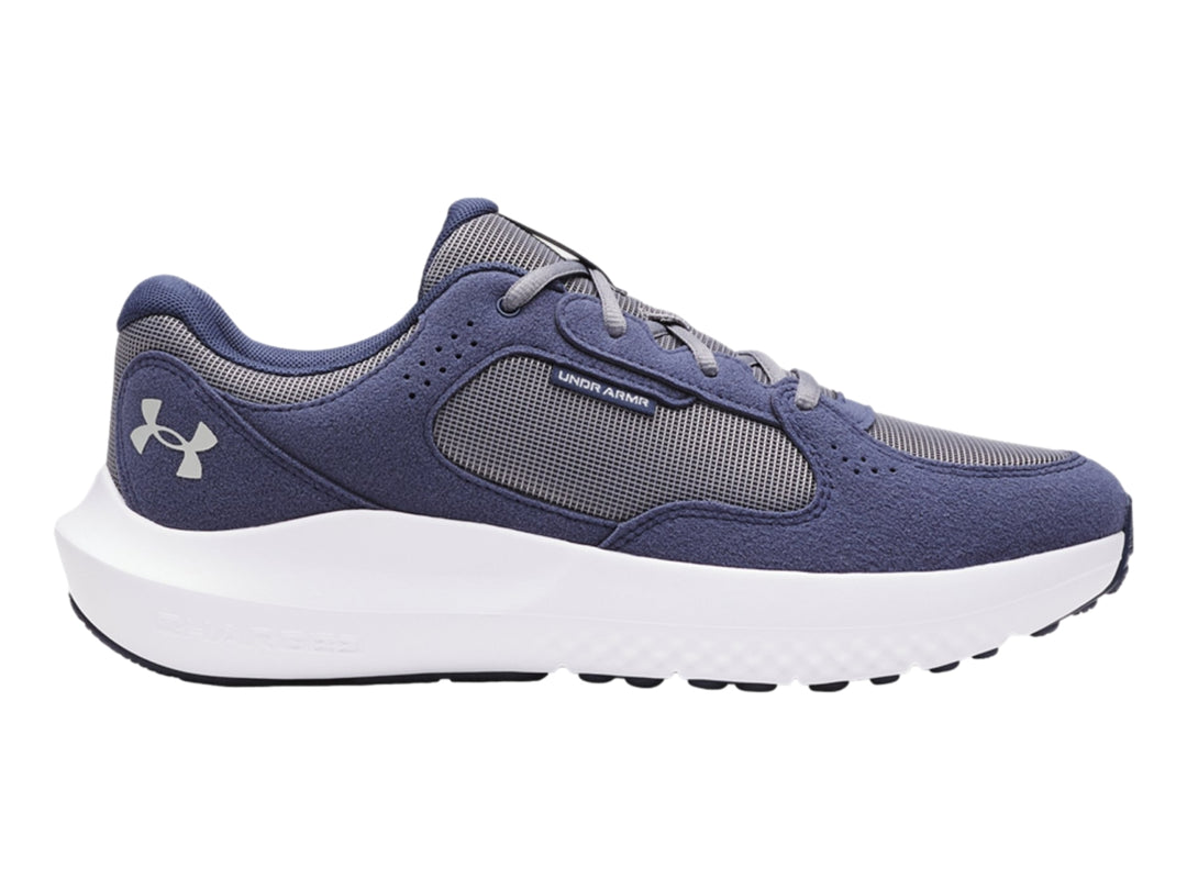 Tenis deportivos Under Armour color gris oscuro y gris con suela blanca.