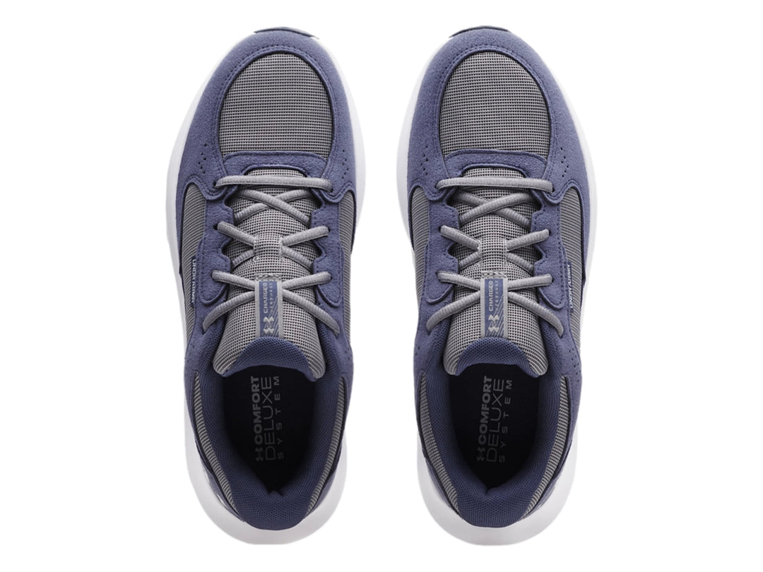 Tenis deportivos Under Armour color gris oscuro y gris con suela blanca.