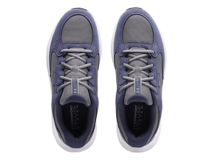Tenis deportivos Under Armour color gris oscuro y gris con suela blanca.