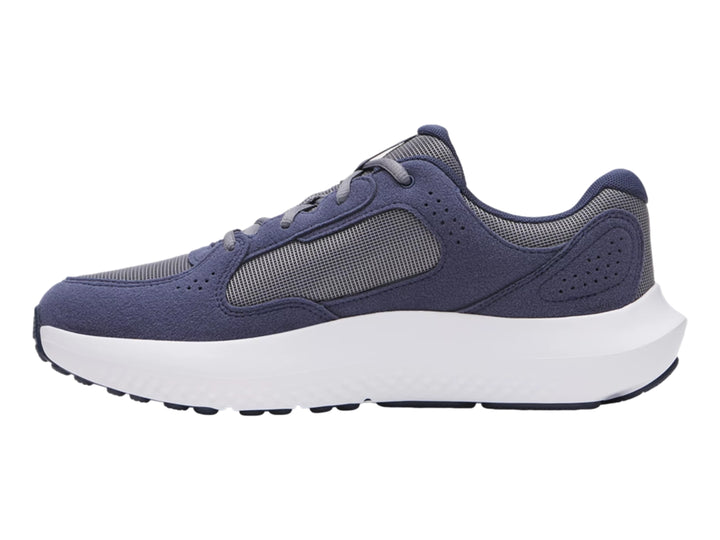 Tenis deportivos Under Armour color gris oscuro y gris con suela blanca.