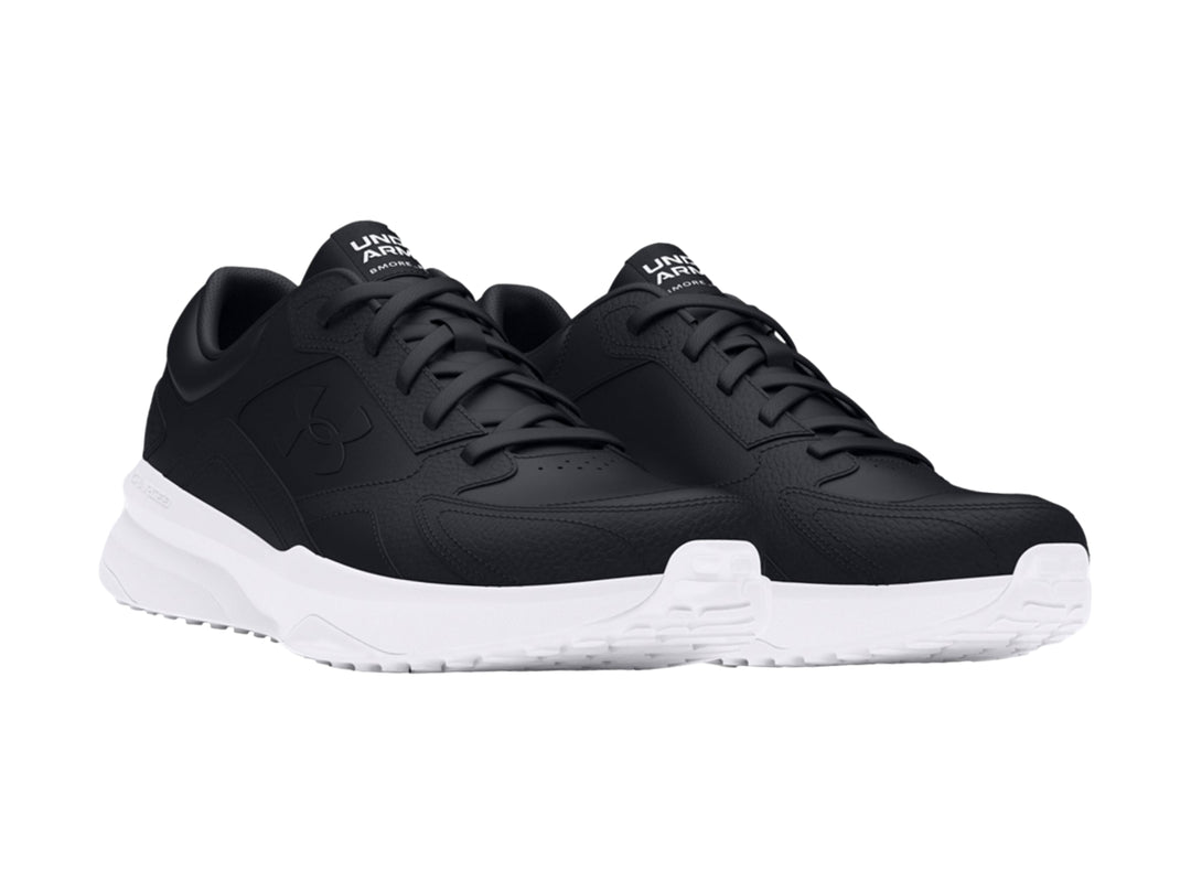 Tenis deportivos Under Armour color negro con suela blanca y detalles en cuero sintético.