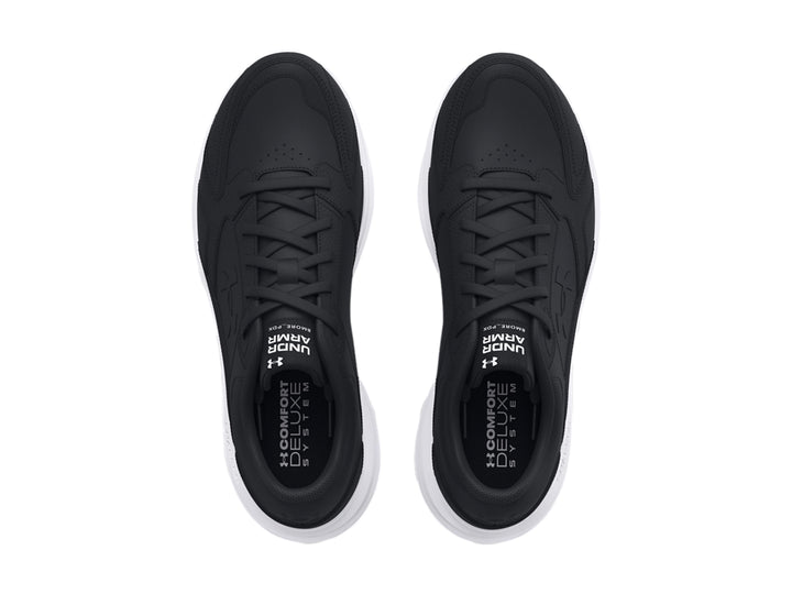 Tenis deportivos Under Armour color negro con suela blanca y detalles en cuero sintético.