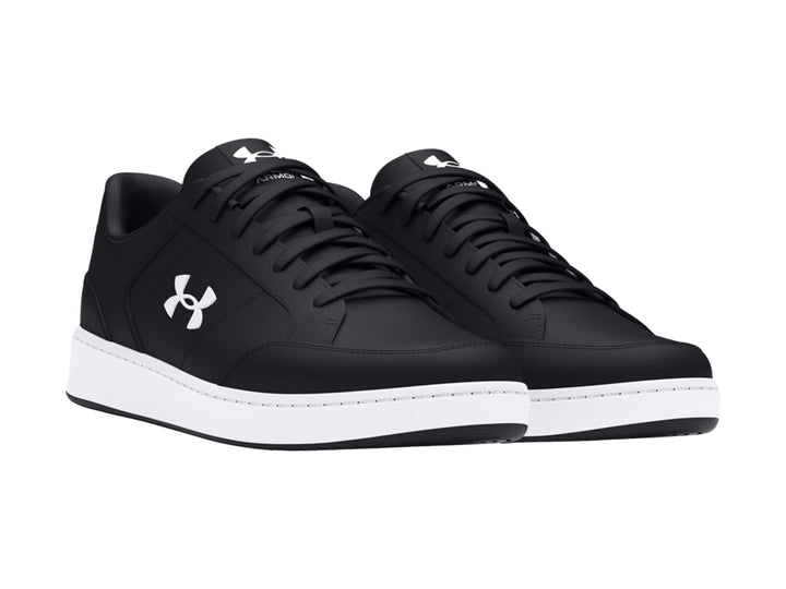 Tenis deportivos Under Armour en color negro con suela blanca y logotipo blanco lateral.